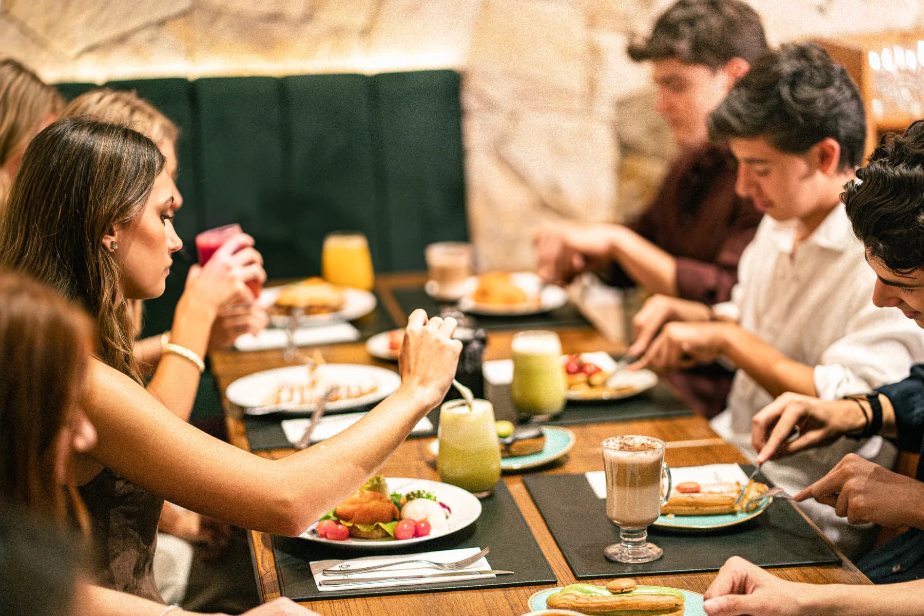 Elenco compartiendo una mesa antes de la producción nocturna