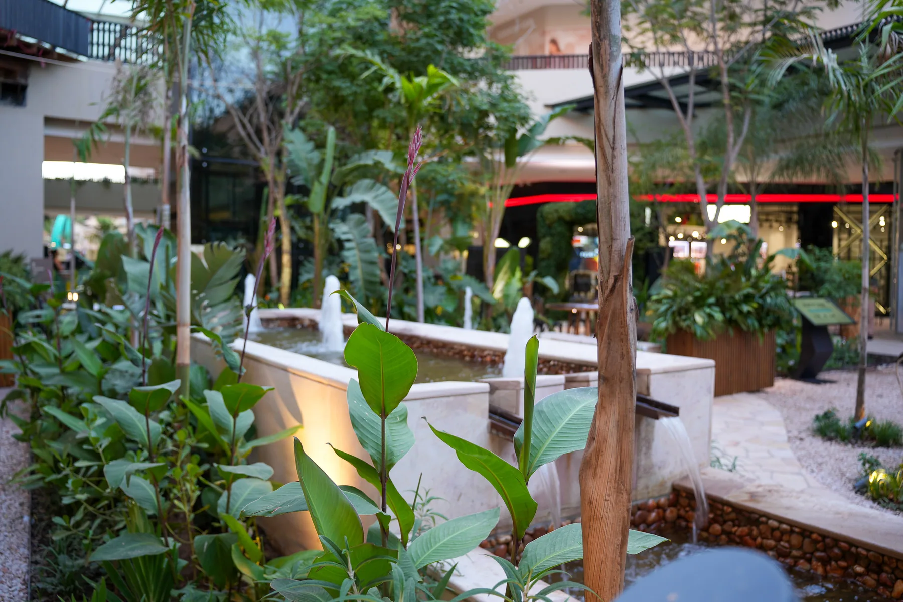 Jardines y fuentes integradas a la arquitectura del Distrito